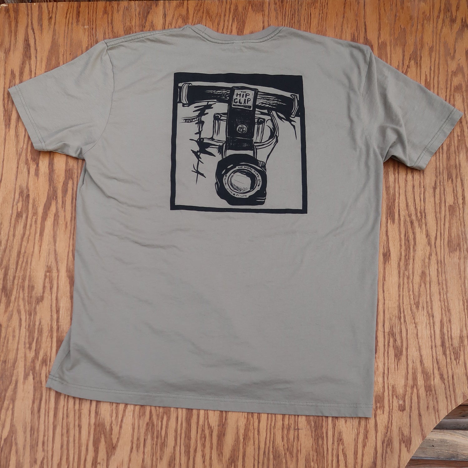 The Hip Clip™ Mens T-Shirt _ illustrated Back / vert logo